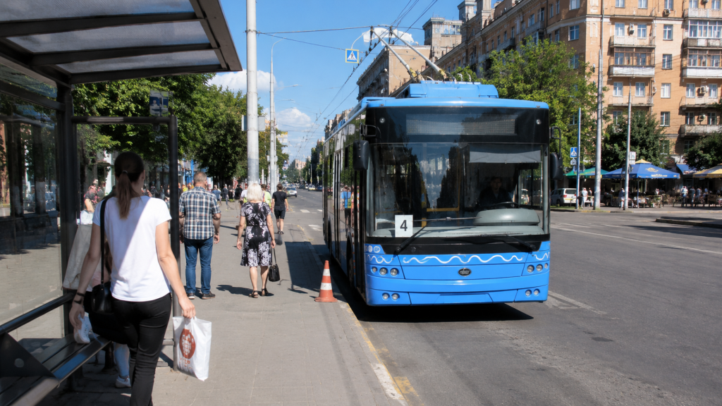 Зупинка тролейбуса №4 у Дніпрі